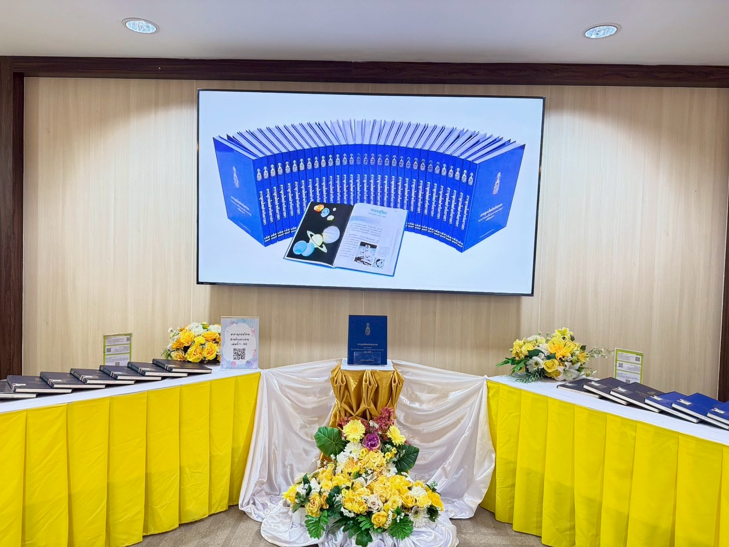 title - วันที่ 2 มีนาคม 2569 เวลา 10.00 น. นายวิทูล ประดิษฐบุญ ปฏิรูปที่ดินจังหวัดปราจีนบุรี มอบหมายให้ เจ้าหน้าที่ ส.ป.ก.ปราจีนบุรี เข้าร่วมพิธีมอบปฏิทินหลวง พุทธศักราช 2569 พระราชทานสำหรับความสุขปีใหม่ เบื้องหน้าพระบรมฉายาลักษณ์  และพิธีมอบหนังสือสารานุกรมไทยสำหรับเยาวชนฯ เล่ม 45 ฉบับพระราชทาน